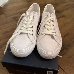 Tommy Hilfiger Twalessy White Canvas Sneakers Womens Size 8M Excellent Condition